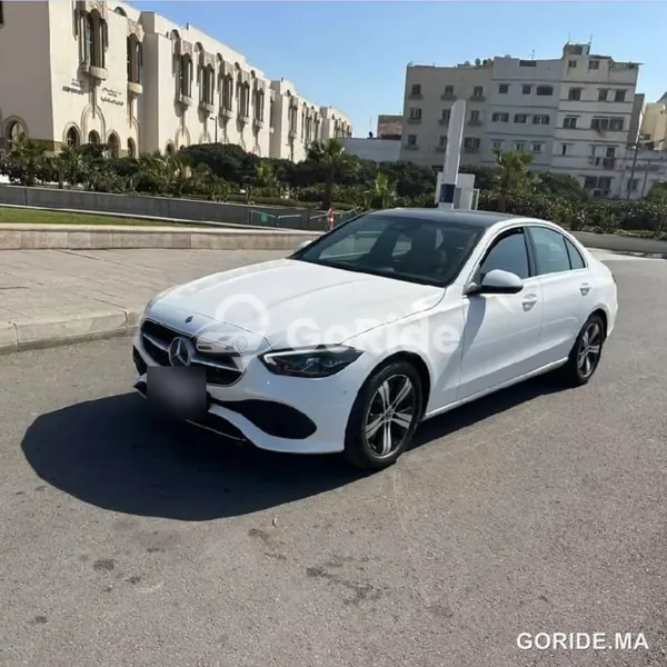 Mercedes C220d de Peddle Car, photo réelle (plaque floutée)