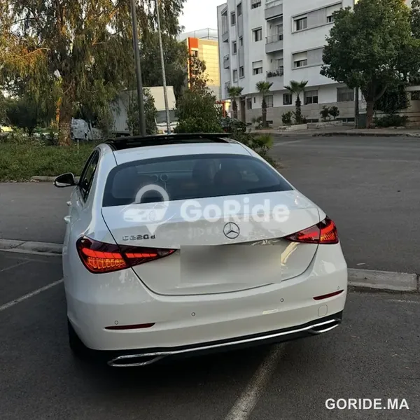 Mercedes C220d de Peddle Car, photo réelle (plaque floutée)