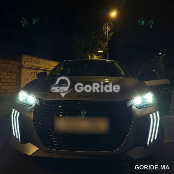 Peugeot 208 hybrid de Peddle Car, photo réelle (plaque floutée)