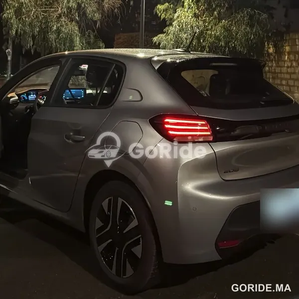 Peugeot 208 hybrid de Peddle Car, photo réelle (plaque floutée)