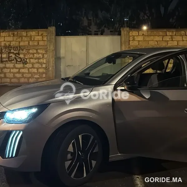 Peugeot 208 hybrid de Peddle Car, photo réelle (plaque floutée)